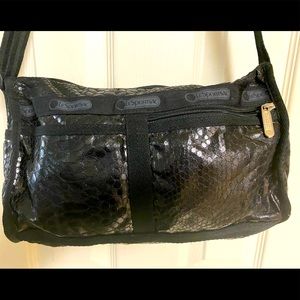 NWOT LeSportsac Textured w/5 Exterior Pockets